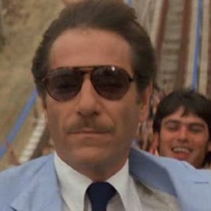 George Segal in una scena di Rollercoaster