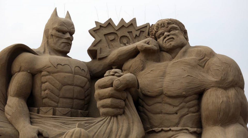 Batman e Hulk - scultura di sabbia