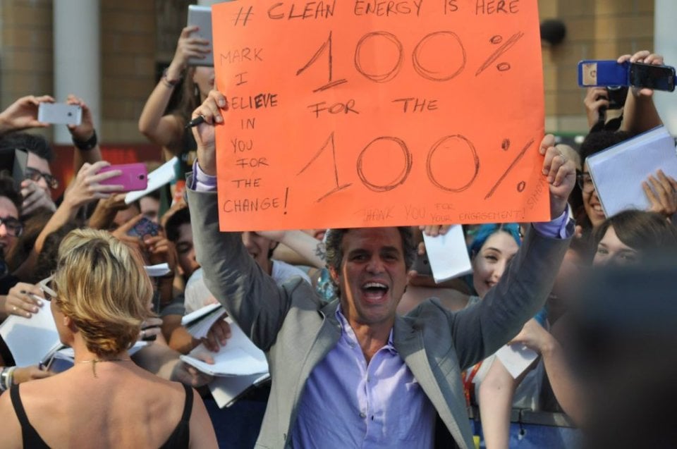 MArk Ruffalo, sul blue carpet di Giffoni, con un cartello che inneggia alle energie pulite