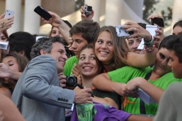 Mark Ruffalo posa coi fan a Giffoni Experience