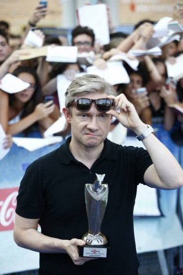 Martin Freeman fa le smorfie con il mano il Giffoni experience Award