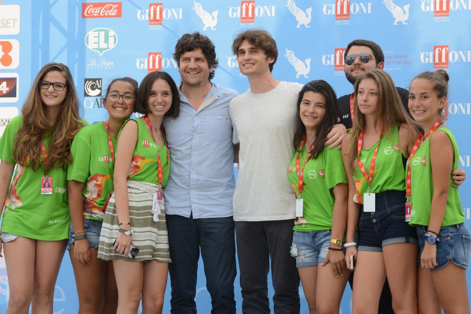 Fabio De Luigi e Angelo Duro circondati dai ragazzi di Giffoni Experience 2015