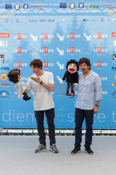 Fabio De Luigi e Angelo Duro giocano coi pupazzi al photocall di Giffoni