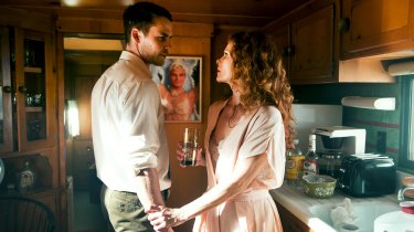 True Detective: Taylor Kitsch e Molly Hagan in una scena dell'episodio Other Lives