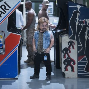 Pixels: Peter Dinklage in una scena