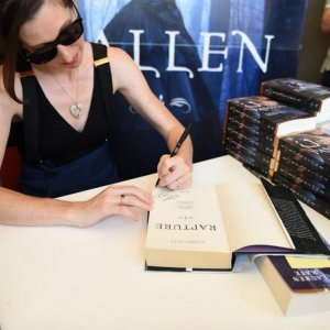 Giffoni 2015: Lauren Kate, autrice di Fallen, firma copie del libro al festival