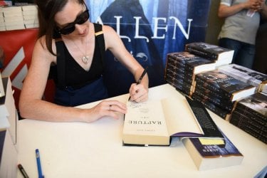 Giffoni 2015: Lauren Kate, autrice di Fallen, firma copie del libro al festival