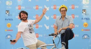 Lillo e Greg a Giffoni Experience posano con una bicicletta