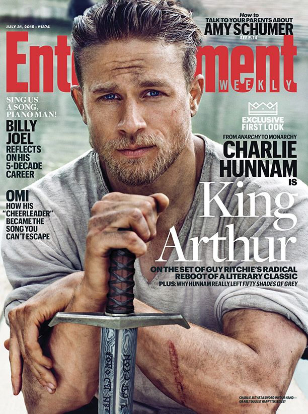 King Arthur: Charlie Hunnam sulla copertina di Entertainment Weekly