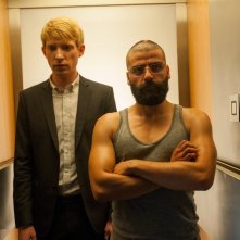 Ex Machina: Domhnall Gleeson e Oscar Isaac in una scena del film 
