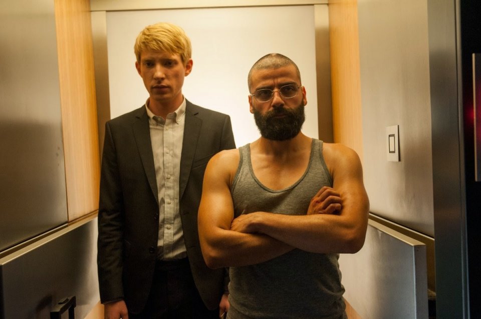 Ex Machina: Domhnall Gleeson e Oscar Isaac in una scena del film