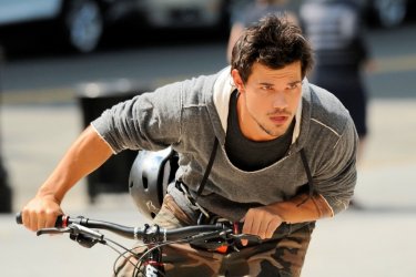 Tracers: Taylor Lautner in una scena del film