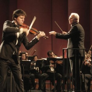 Mozart in the Jungle: Malcolm McDowell interpreta Thomas