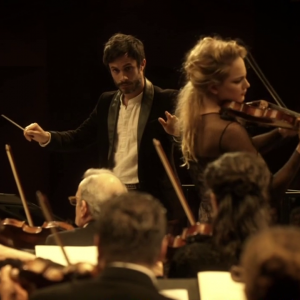 Mozart in the Jungle: Gael García Bernal interpreta Rodrigo impegnato a dirigere la sua orchestra