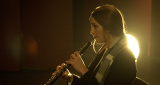 Mozart in the Jungle: Lola Kirke in una scena della prima stagione