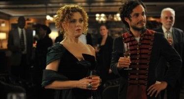 Mozart in the Jungle: Bernadette Peters e Gael García Bernal in un'immagine della prima stagione