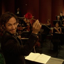 Mozart in the Jungle: il protagonista Gael García Bernal posa davanti alla sua orchestra