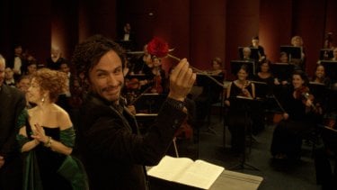 Mozart in the Jungle: il protagonista Gael García Bernal posa davanti alla sua orchestra