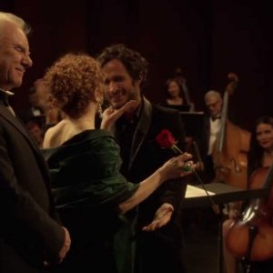 Mozart in the Jungle: Malcom McDowell, Bernadette Peters e Gael García Bernal nei saluti post concerto