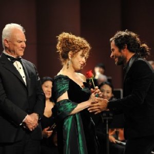 Mozart in the Jungle: Malcolm McDowell, Bernadette Peters e Gael García Bernal in una foto della prima stagione
