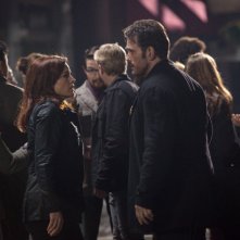 Wayward Pines: Carla Gugino e Matt Dillon insieme ai loro concittadini in Un nuovo inizio