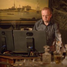 Wayward Pines: Toby Jones in un'immagine tratta dal season finale intitolato Un nuovo inizio