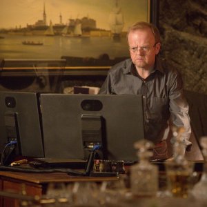 Wayward Pines: Toby Jones in un'immagine tratta dal season finale intitolato Un nuovo inizio