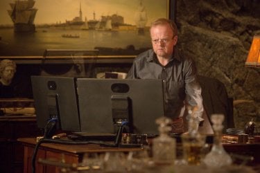 Wayward Pines: Toby Jones in un'immagine tratta dal season finale intitolato Un nuovo inizio