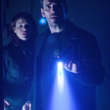 Wayward Pines: Carla Gugino e Matt Dillon cercano un modo per sopravvivere nell'episodio Un nuovo inizio