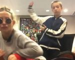 Kate Hudson balla l'hip hop nella hall dell'aeroporto
