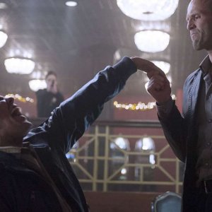 Joker - Wild Card: Jason Statham prende per mano uno dei suoi avversari in una scena