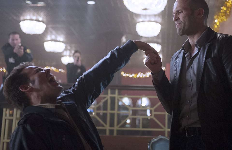 Joker - Wild Card: Jason Statham prende per mano uno dei suoi avversari in una scena