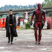 Deadpool: Brianna Hildebrand e Ryan Reynolds interpretano Ellie Phimister e Wade Wilson