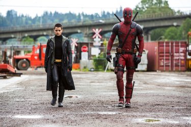 Deadpool: Brianna Hildebrand e Ryan Reynolds interpretano Ellie Phimister e Wade Wilson