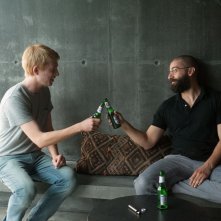 Ex Machina: Domhnall Gleeson con Oscar Isaac in una scena del film fantascientifico
