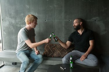 Ex Machina: Domhnall Gleeson con Oscar Isaac in una scena del film fantascientifico