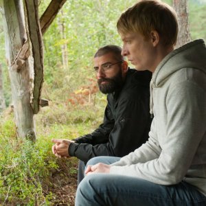 Ex Machina: Domhnall Gleeson insieme a Oscar Isaac in un'immagine del film