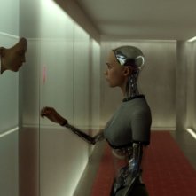 Ex Machina: Alicia Vikander nei panni del robot Ava in un'immagine del film