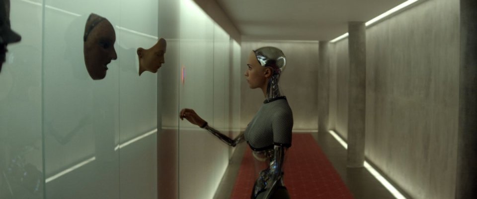 Ex Machina: Alicia Vikander nei panni del robot Ava in un'immagine del film