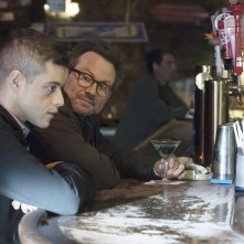 Mr. Robot: Rami Malek e Christian Slater parlano in un bar durante l'episodio d3bug.mkv