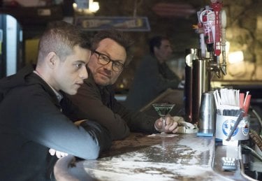 Mr. Robot: Rami Malek e Christian Slater parlano in un bar durante l'episodio d3bug.mkv