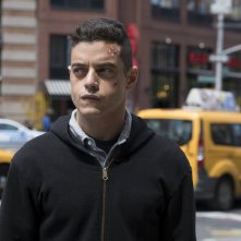 Mr. Robot: l'attore Rami Malek interpreta Elliot in una scena di d3bug.mkv 