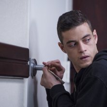 Mr. Robot: l'attore Rami Malek in un momento dell'episodio 3xpl0its.wmv