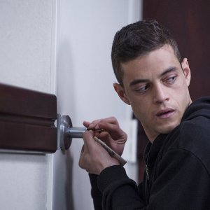 Mr. Robot: l'attore Rami Malek in un momento dell'episodio 3xpl0its.wmv