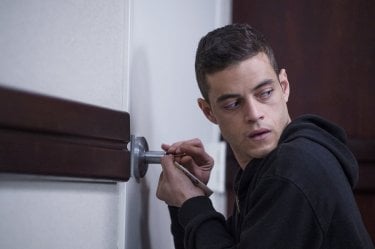 Mr. Robot: l'attore Rami Malek in un momento dell'episodio 3xpl0its.wmv