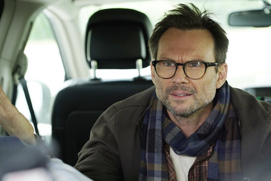 Christian Slater in una scena di Mr. Robot