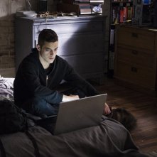 Mr. Robot: il protagonista Rami Malek interpreta Elliot in br4ve-trave1er.asf 