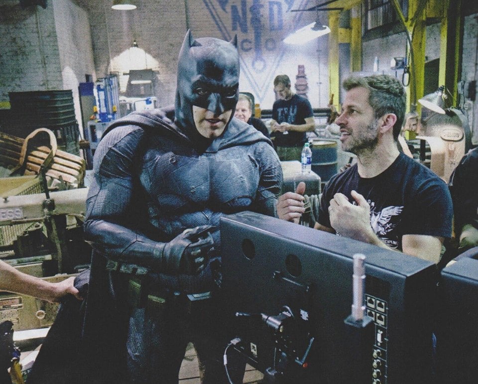 Batman v Superman: Dawn of Justice - Ben Affleck parla con il regista durante una pausa delle riprese