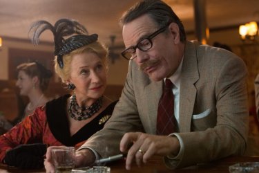 Trumbo: Bryan Cranston ed Helen Mirren in una scena del film