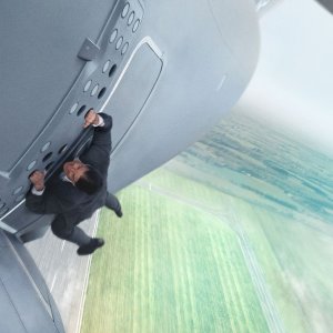 Mission: Impossible - Rogue Nation: Tom Cruise nei panni di Ethan Hunt in un momento da brivido del film